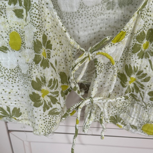 Like new Urban Outfitters Floral Green and White Women's Top - Picture 4 of 7